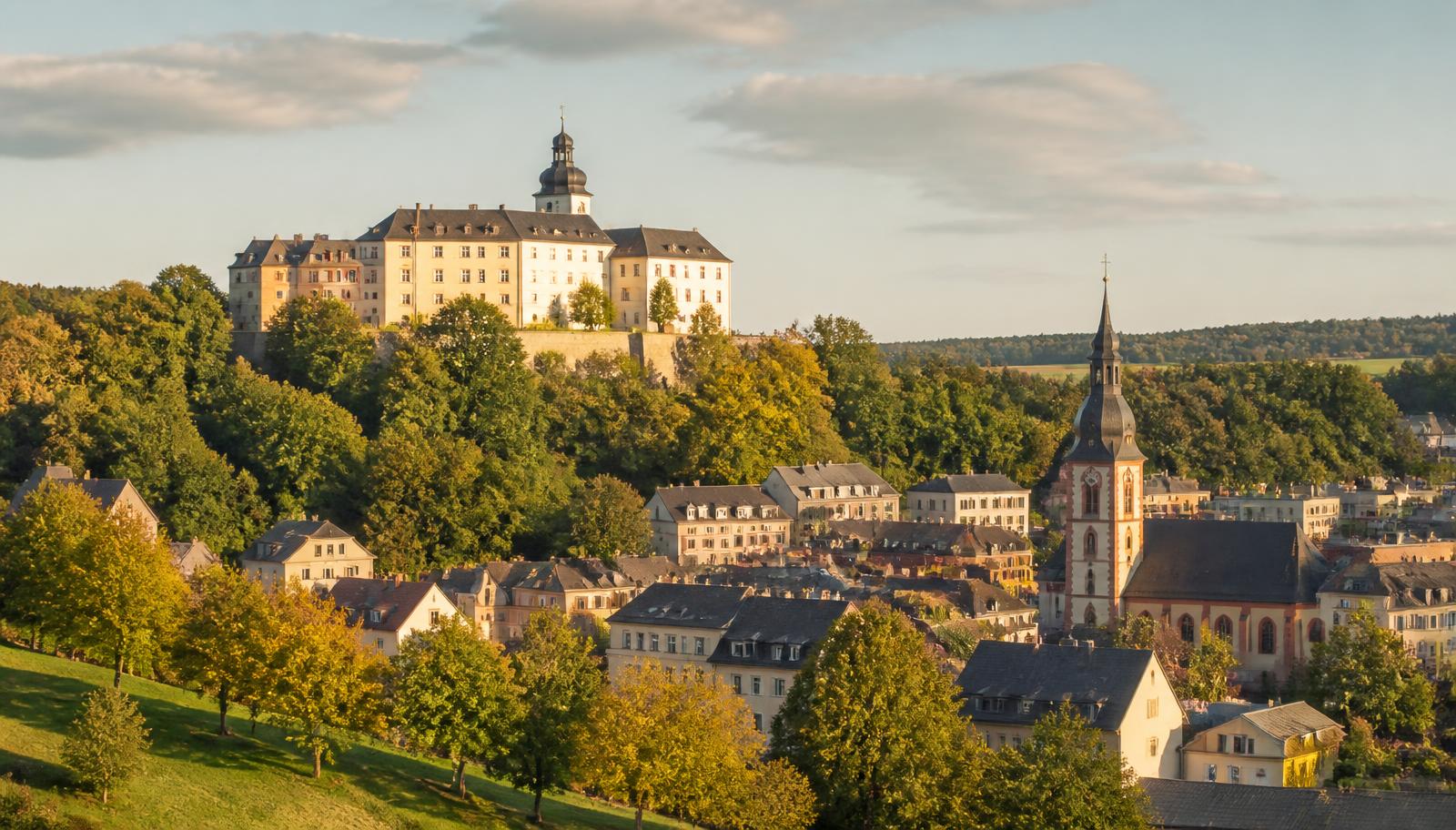 Blick über Waldenburg in Sachsen mit Schloss und Kirche